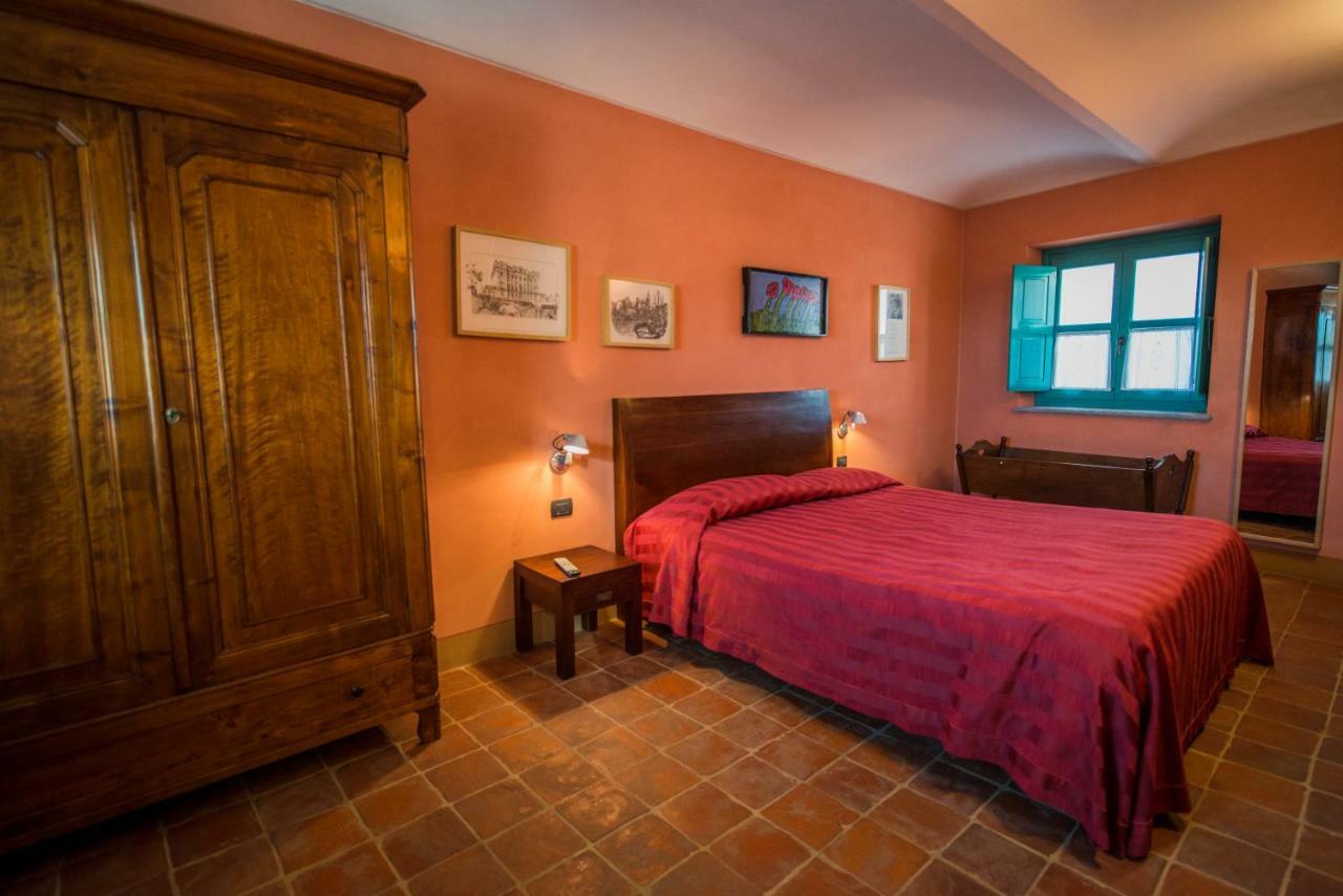 Albergo Ristorante Garibaldi Cisterna dʼAsti Eksteriør bilde